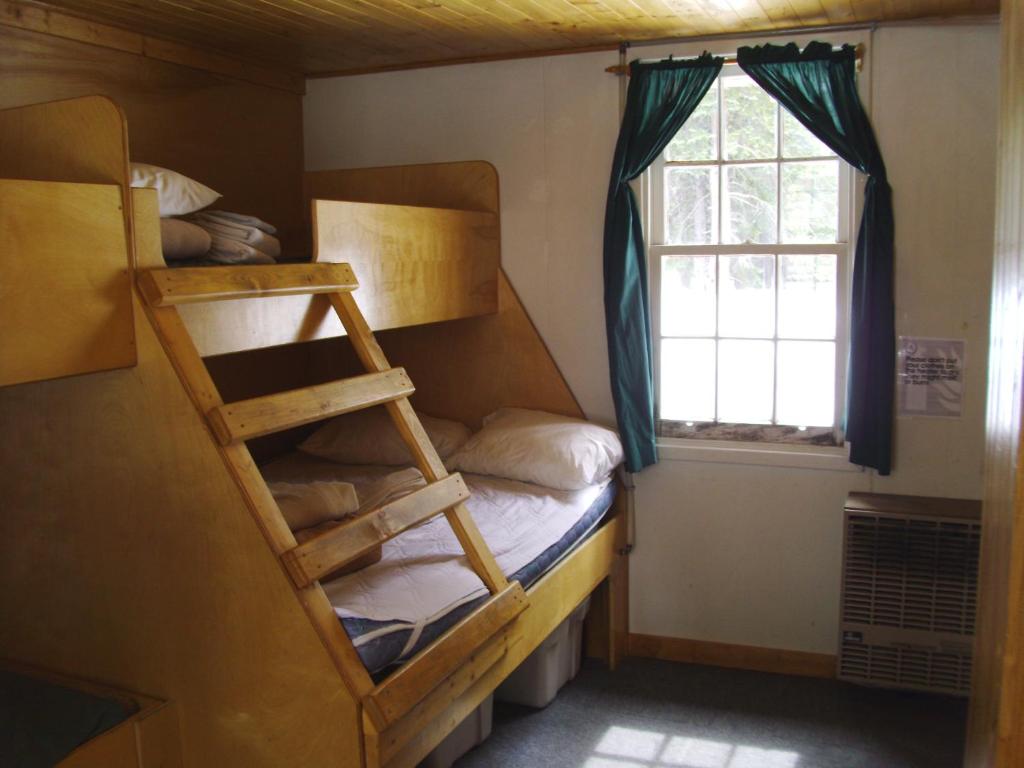 路易斯湖HI Mosquito Creek - Hostel的小房间设有双层床和窗户