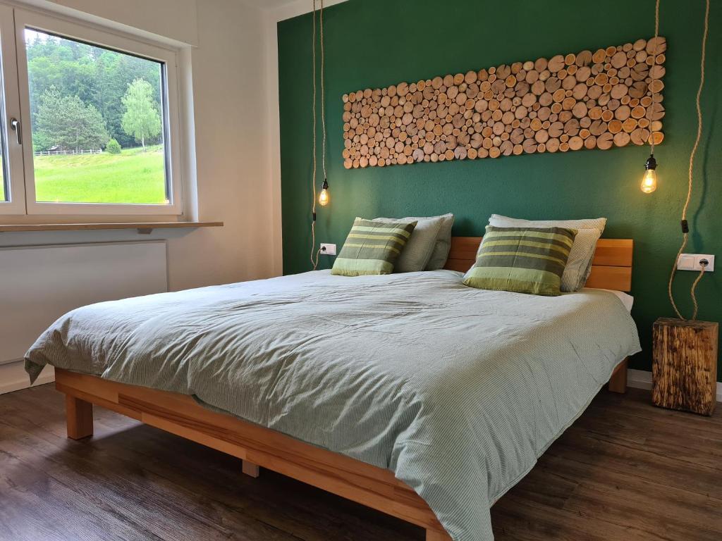 Batschunssünnala的一间卧室设有一张大床和绿色的墙壁