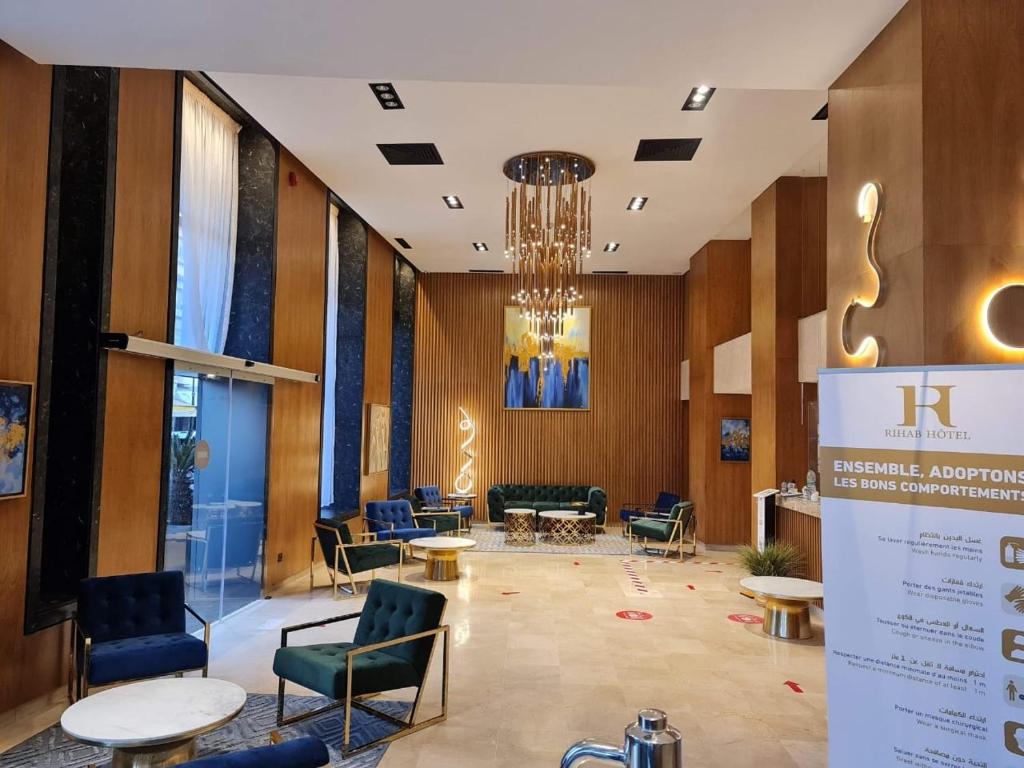 拉巴特里哈酒店的大堂设有桌椅和吊灯。