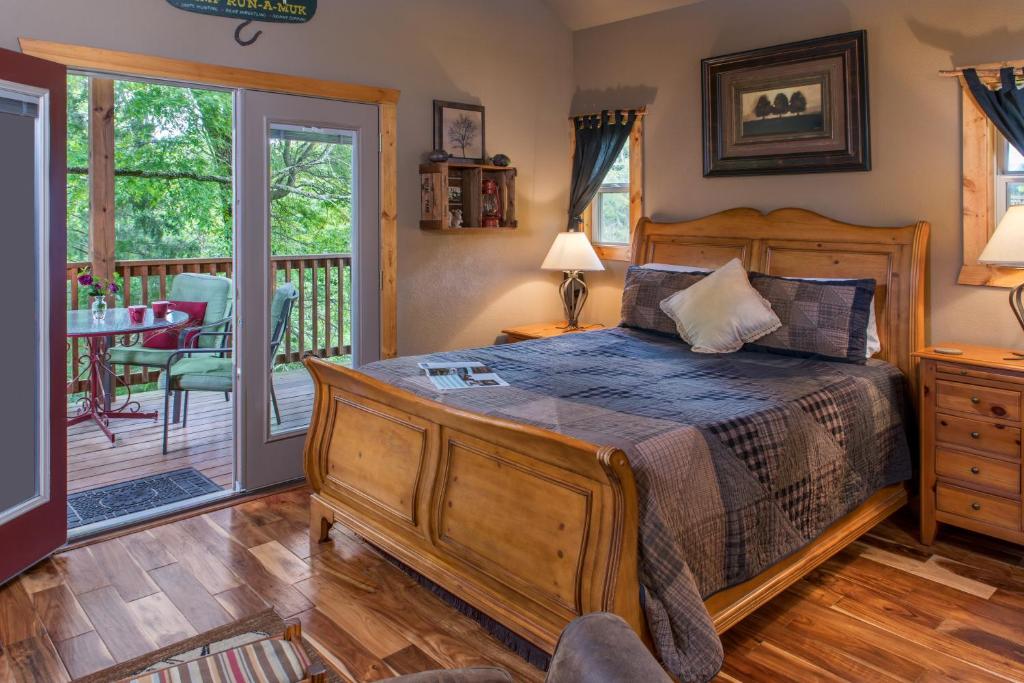 尤里卡斯普林斯Eureka Sunset Cabins的一间卧室设有一张木床和一个甲板。