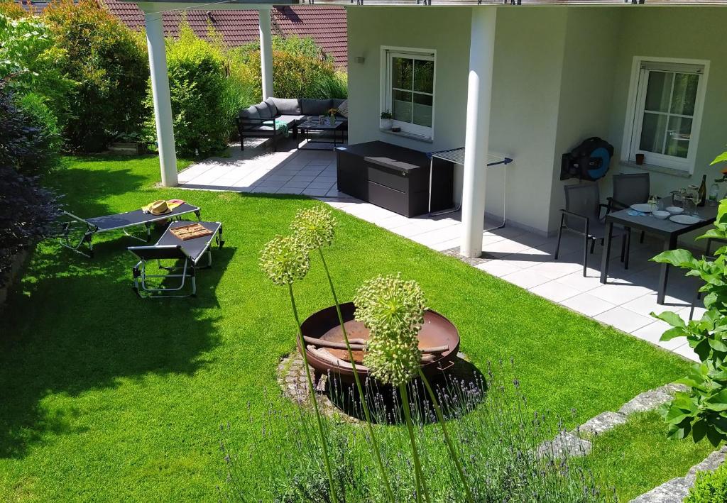 KeilbergEntspannen im Grünen, Ferienwohnung mit eigenem Garten的庭院,庭院里种有盆栽植物