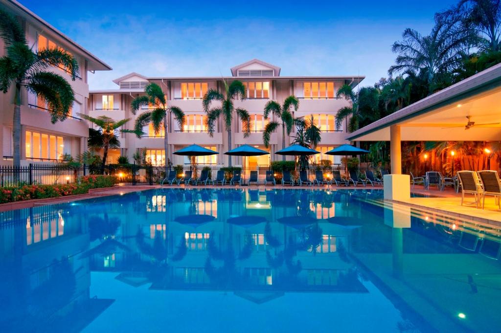 道格拉斯港道格拉斯港开曼群岛别墅酒店的大楼前设有游泳池的酒店