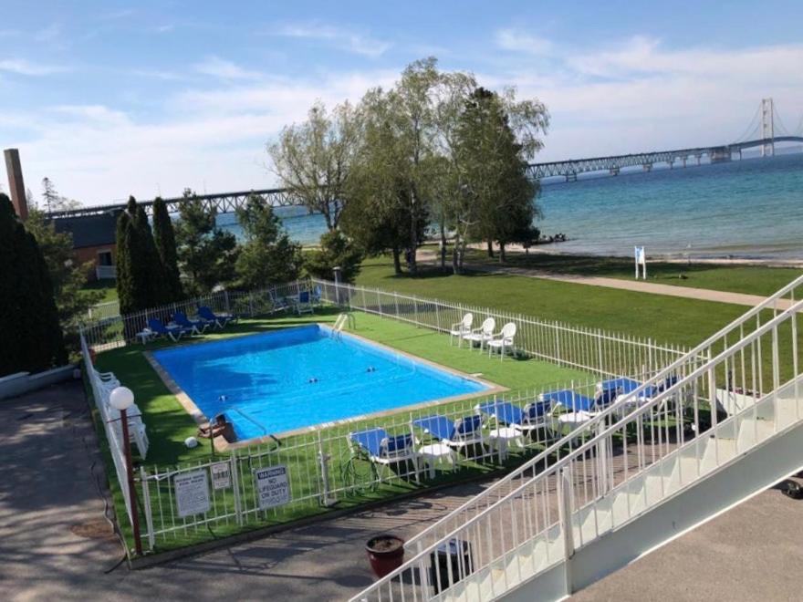 麦基诺城海滨汽车旅馆的一座享有大海和桥梁美景的游泳池