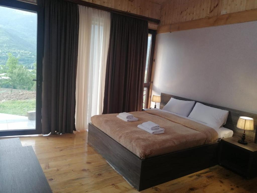 安布罗劳里Belvedere的一间卧室设有一张床和一个大窗户