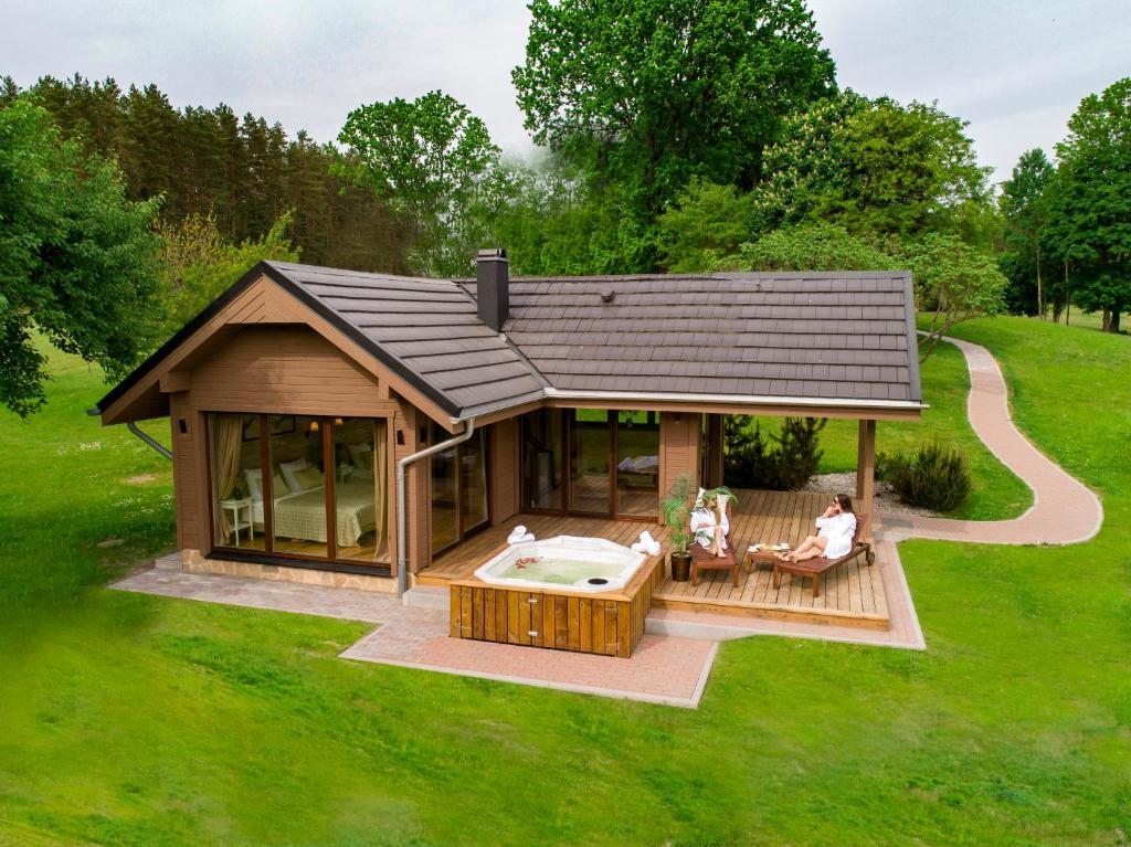 普列奈Harmony Park Countryside Villas & SPA的享有带热水浴池的小房子的顶部景色