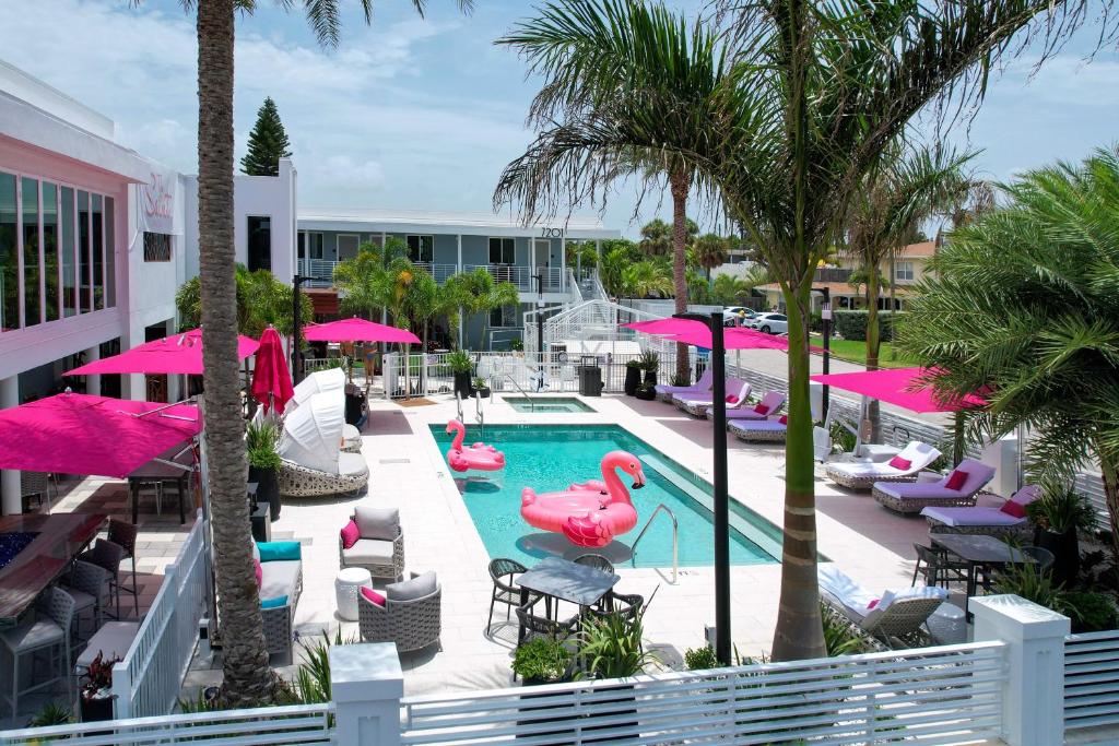 圣徒皮特海滩The Saint Hotel的度假村内带粉红色火烈鸟的游泳池