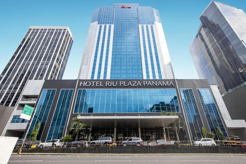 巴拿马城Riu Plaza Panamá的一间位于酒店前方的rupakka piyaasantma大楼,设有停车场