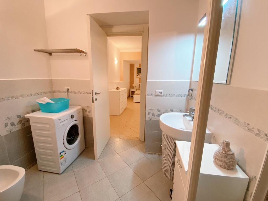 马西亚娜马里纳Apartment Rotone的浴室配有洗衣机、洗衣机和烘干机。