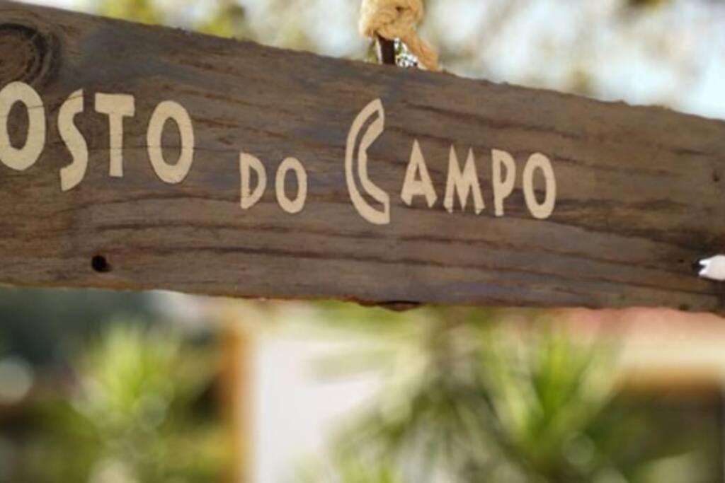 拉维Gosto do Campo的一块木头上写着露营的标志