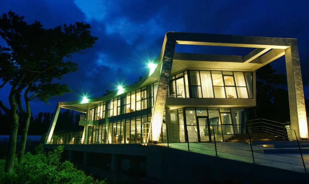 西归浦市Jeju Bom Museum stay的一座带灯光的大建筑