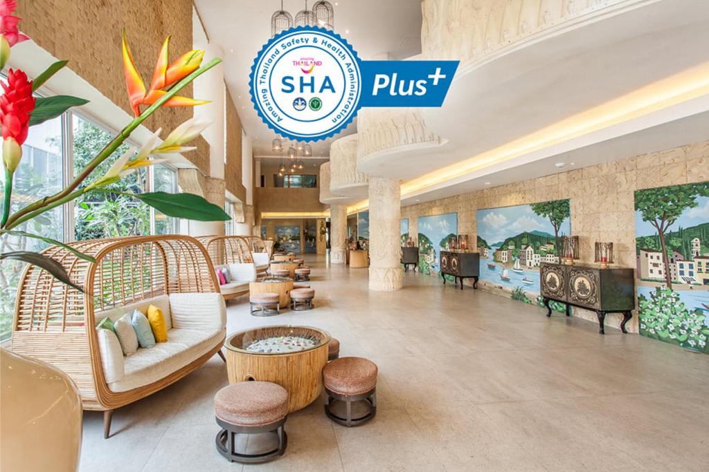 芭东海滩Patong Heritage Hotel Phuket - SHA Extra Plus的一个带沙发和桌子的度假村大堂
