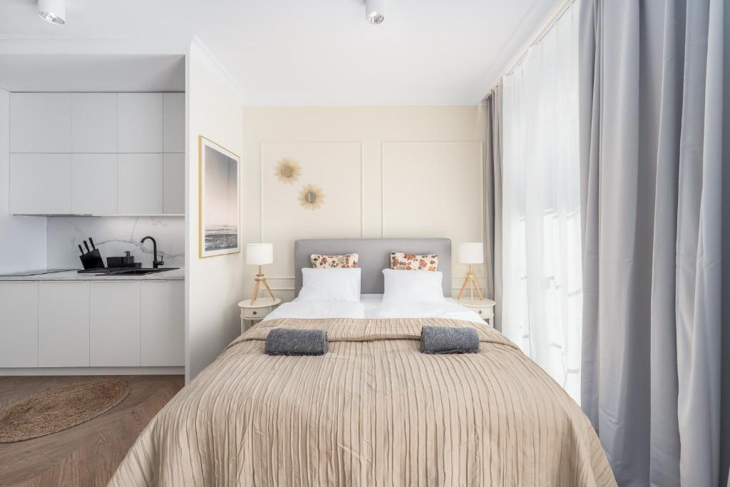 斯维诺乌伊希切Villa 44的白色卧室配有一张带两个枕头的大床