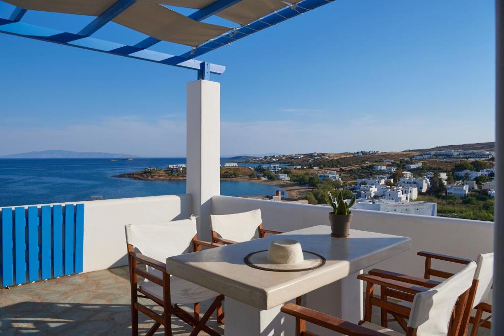 皮索利瓦迪Cleopatra Seaside Homes, Logaras, Paros的海景阳台上的桌椅