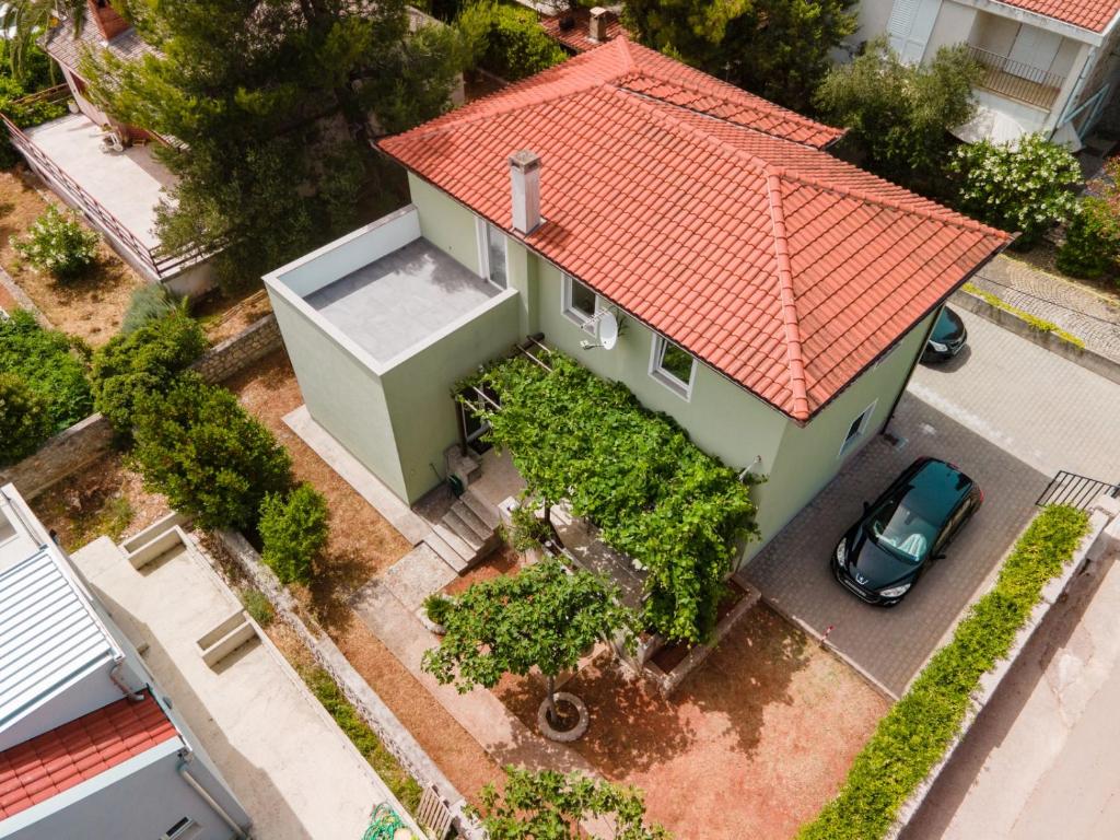 康斯基Casa Verde的享有橙色屋顶房屋的顶部景色