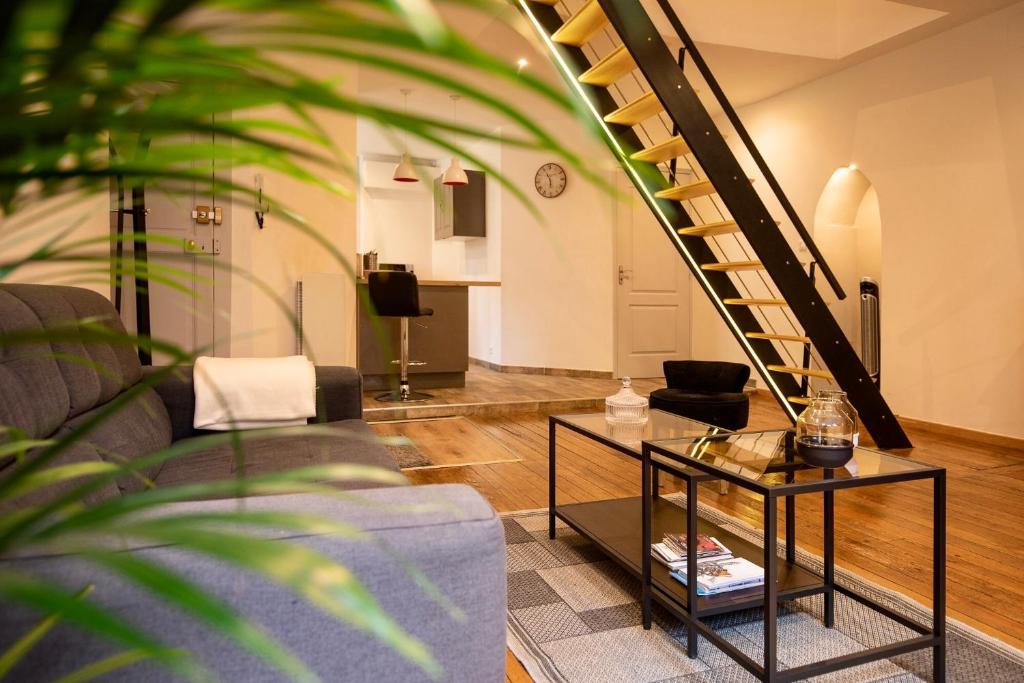 第戎素耶公寓的带沙发和楼梯的客厅