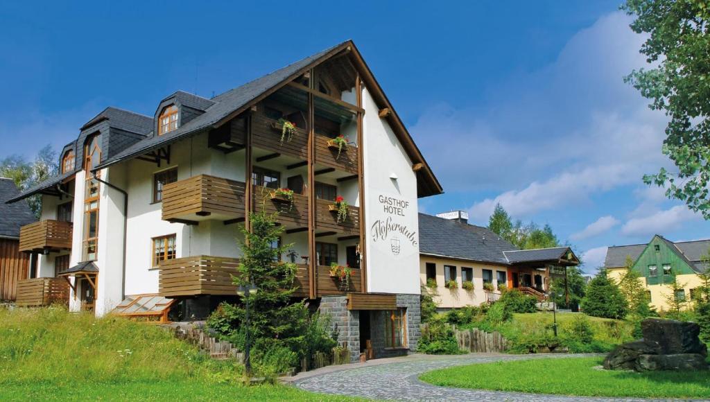 GrünbachFlößerstube的大型房屋设有木制阳台