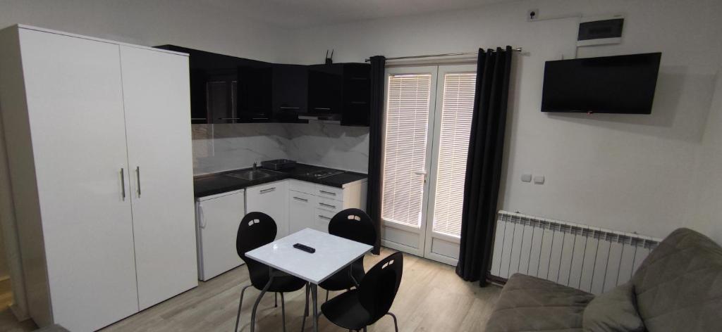 索科矿泉村Studia ANIKS的客厅设有带桌椅的厨房