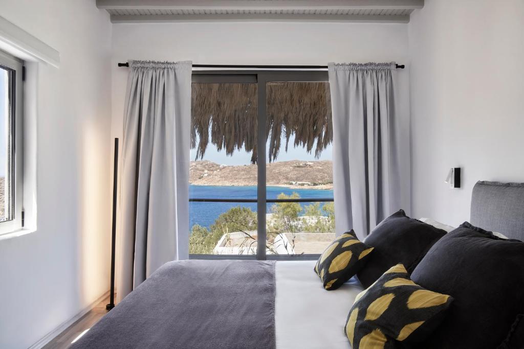 埃利亚海滩Boheme Beach Houses的卧室设有海景大窗户