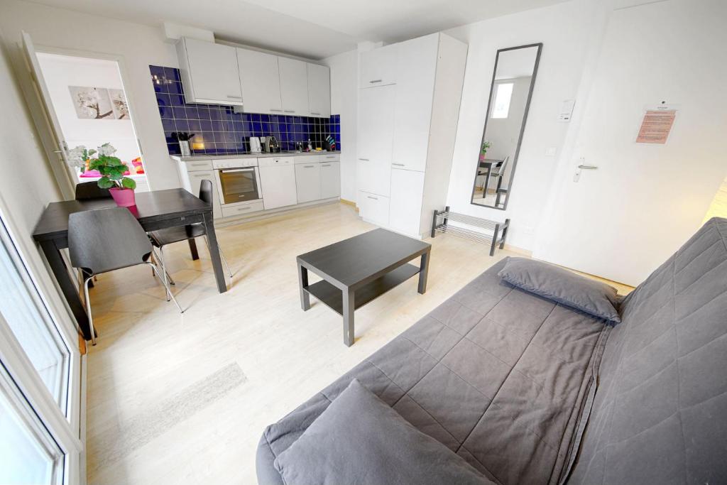 苏黎世列特齐格伦HIT出租公寓的客厅配有沙发和桌子
