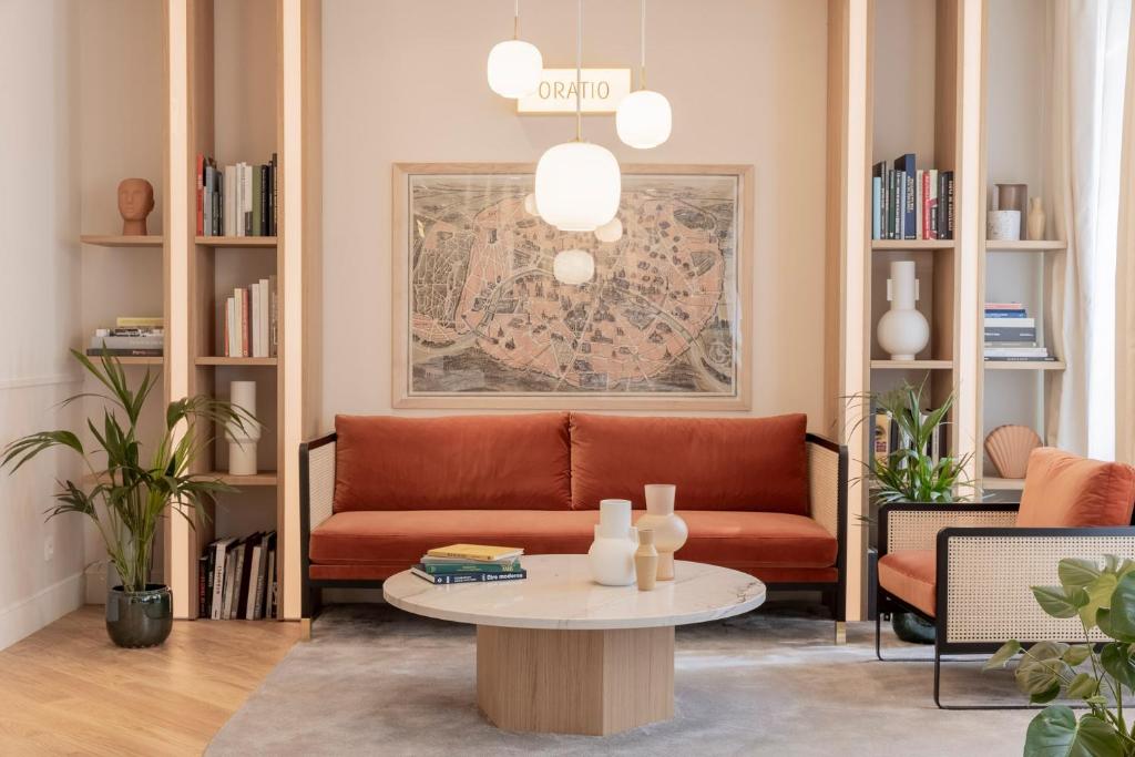 巴黎Hôtel Oratio的客厅配有沙发和桌子