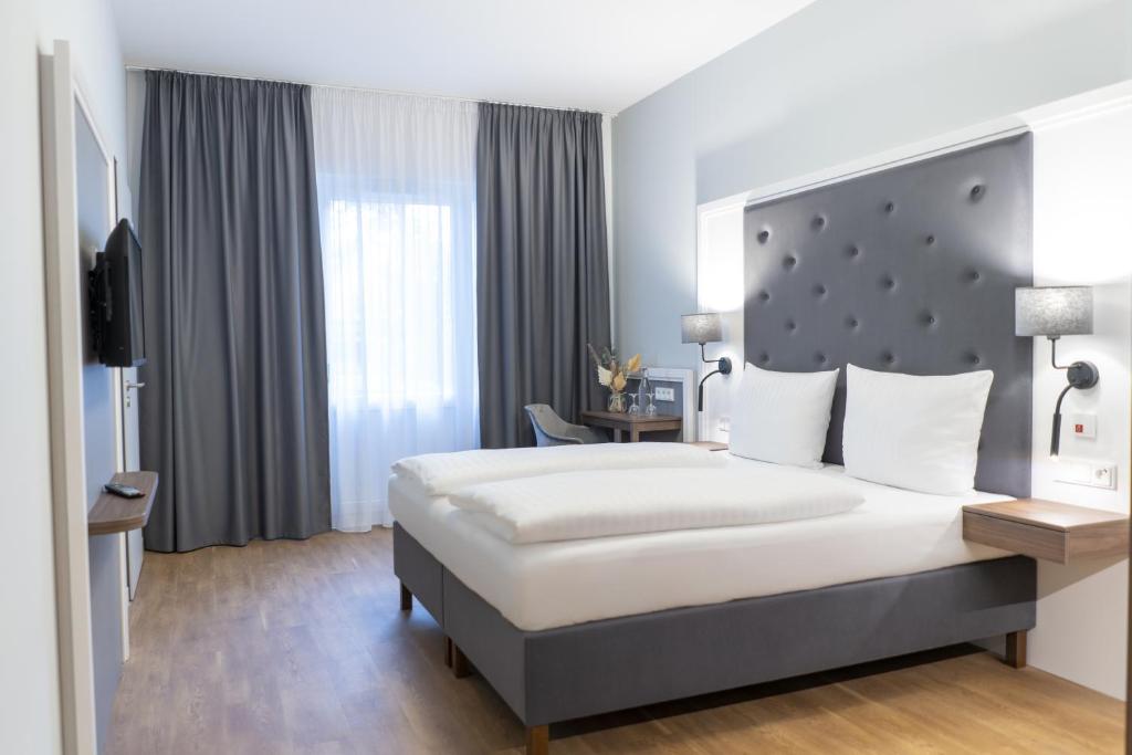 埃尔姆斯霍恩Signature Hotel Skarv的酒店客房设有一张大床和一台电视。