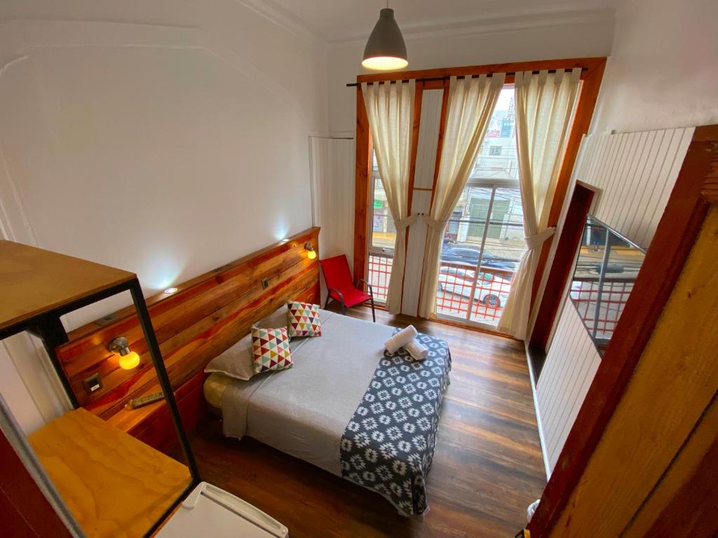 维纳德马VOY Hostales - Poniente的一间带床和阳台的小卧室