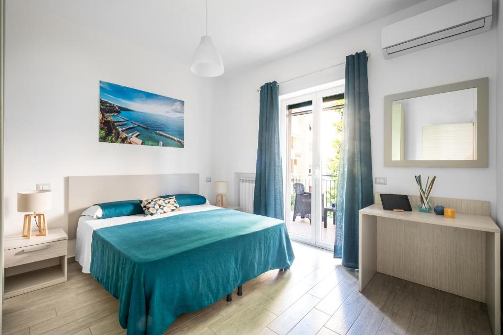 索伦托Dreamers' House Sorrento的一间卧室设有蓝色的床和窗户。