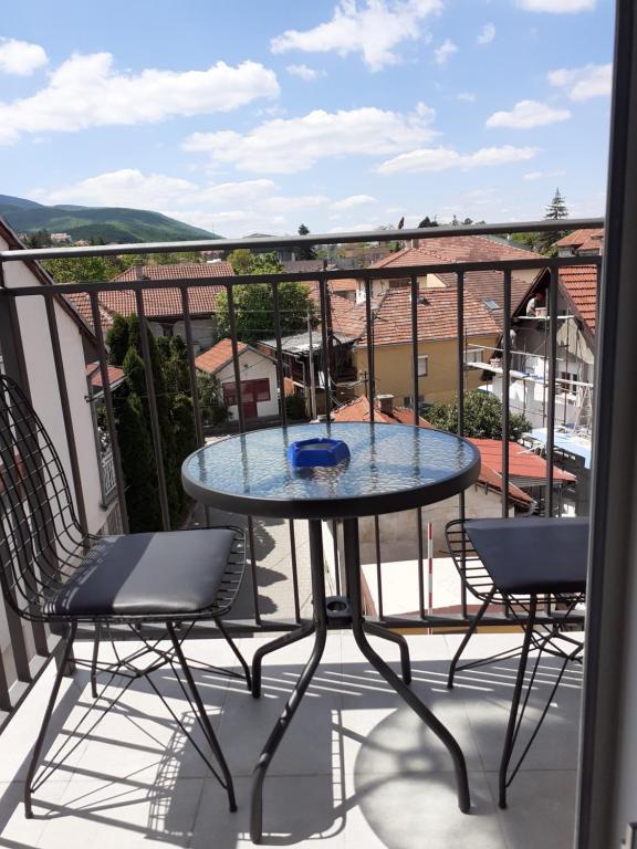 索科矿泉村Apartmani Janosevic的美景阳台配有桌椅