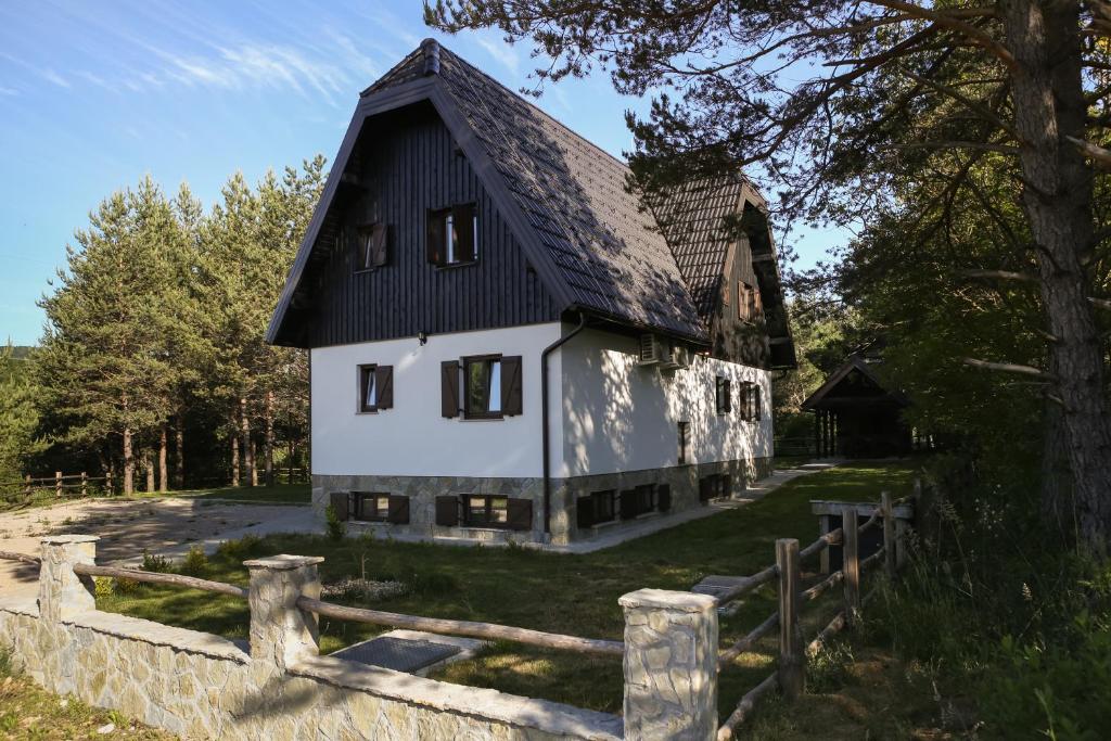 普利特维采湖Timber valley的黑色屋顶的大型白色房屋