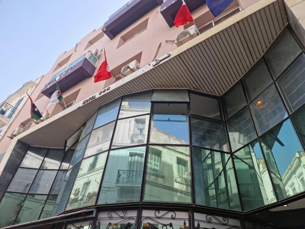 突尼斯Hotel Tunisie Confort的前方设有玻璃窗的建筑