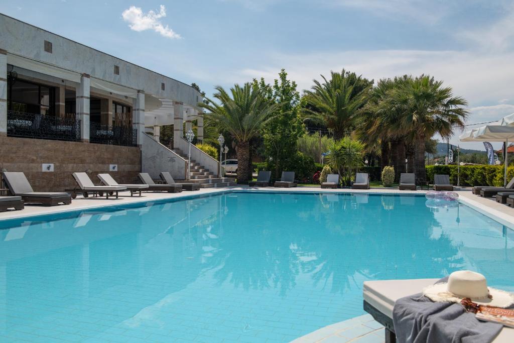 沃尔沃罗雷马酒店的一个带椅子和棕榈树的大型游泳池
