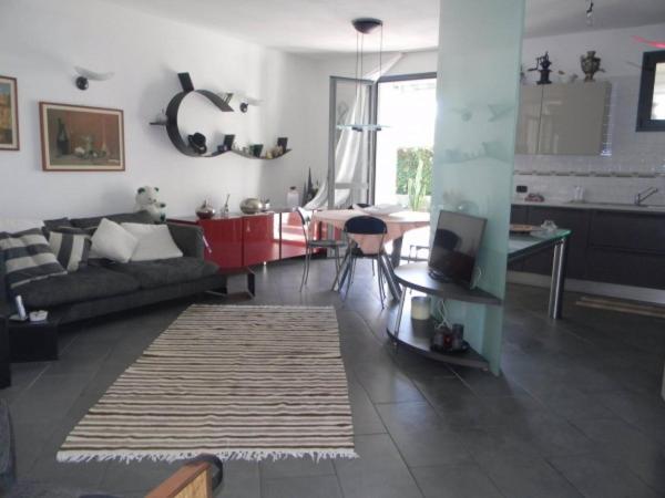 洛阿诺casa vacanza Carly的客厅配有沙发和桌子