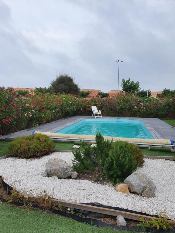 勒卡特La villa d elisa的花园内带椅子的游泳池