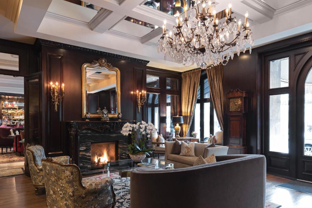 温哥华Wedgewood Hotel & Spa - Relais & Chateaux的客厅设有壁炉和吊灯。