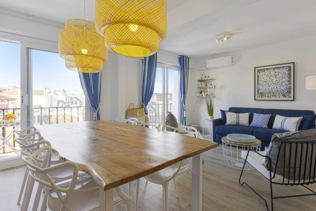 圣让-德吕兹Superb 3 stars flat w balcony - Saint-Jean-de-Luz - Welkeys的用餐室以及带桌椅的起居室。