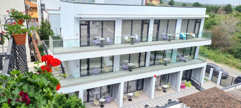 艾福雷诺德Vila Arthur的公寓大楼设有带桌椅的阳台