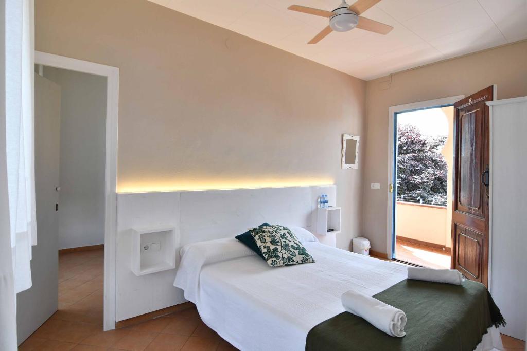 帕拉弗鲁赫尔埃斯特雷亚酒店的一间卧室配有一张床和吊扇