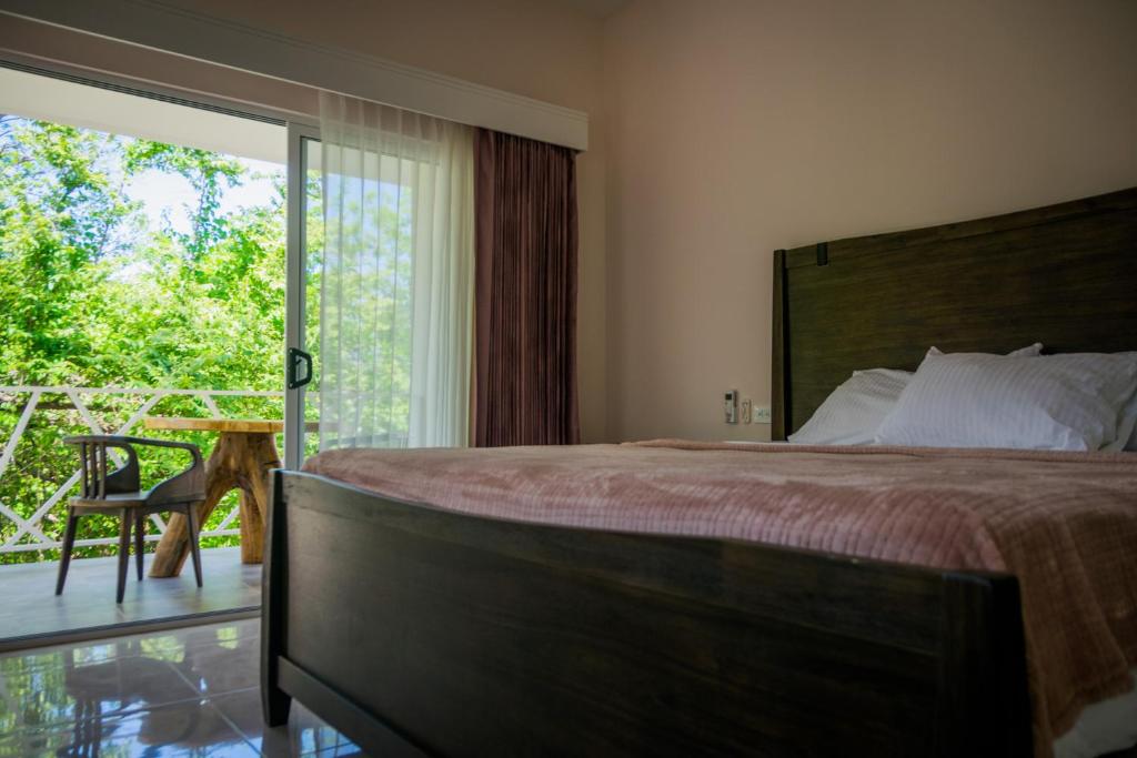 塔马林多Casa Coco de Mer 1的一间卧室设有一张床和一个滑动玻璃门