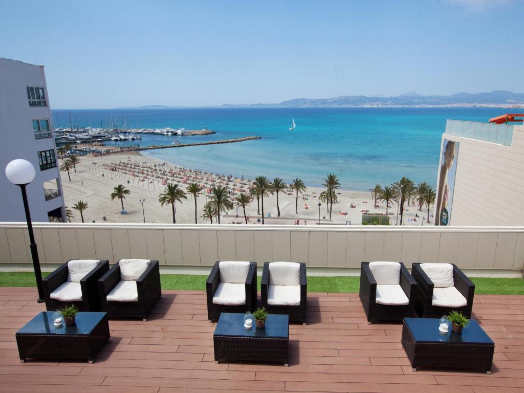 埃尔阿雷纳尔哇啦海滩酒店的享有海滩景致的天井,配有躺椅