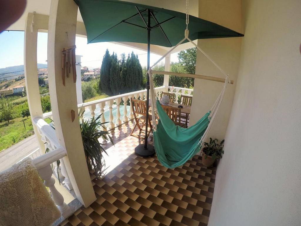 比索达雷加HOUSE DOURO的阳台设有带吊床和遮阳伞的门廊