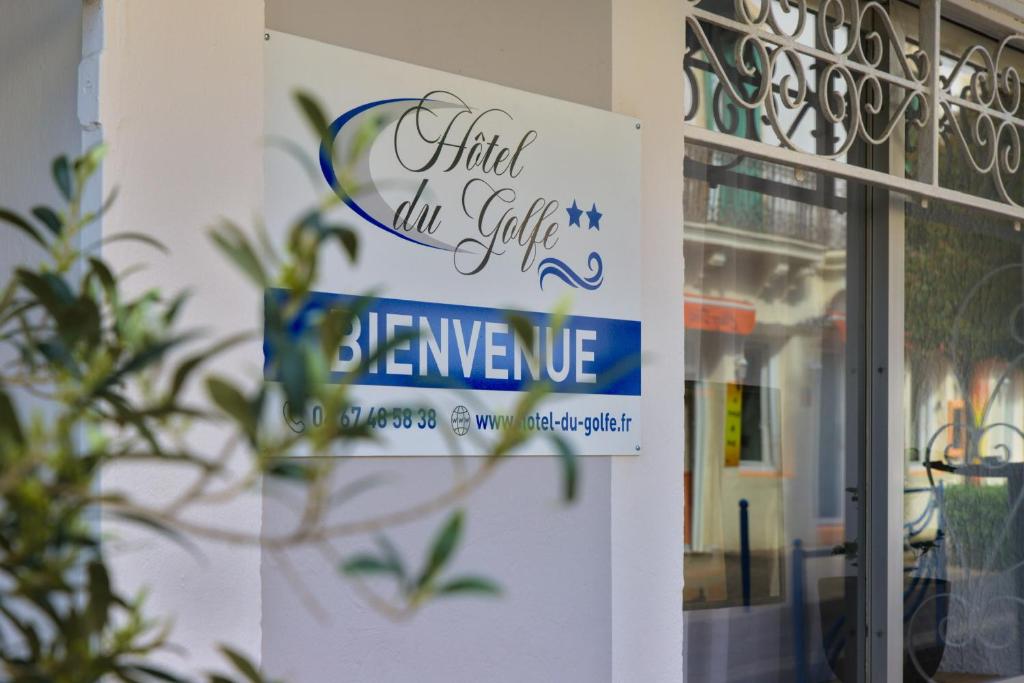 巴拉吕克莱班Hôtel du Golfe Sete-Balaruc的商店门上的标志