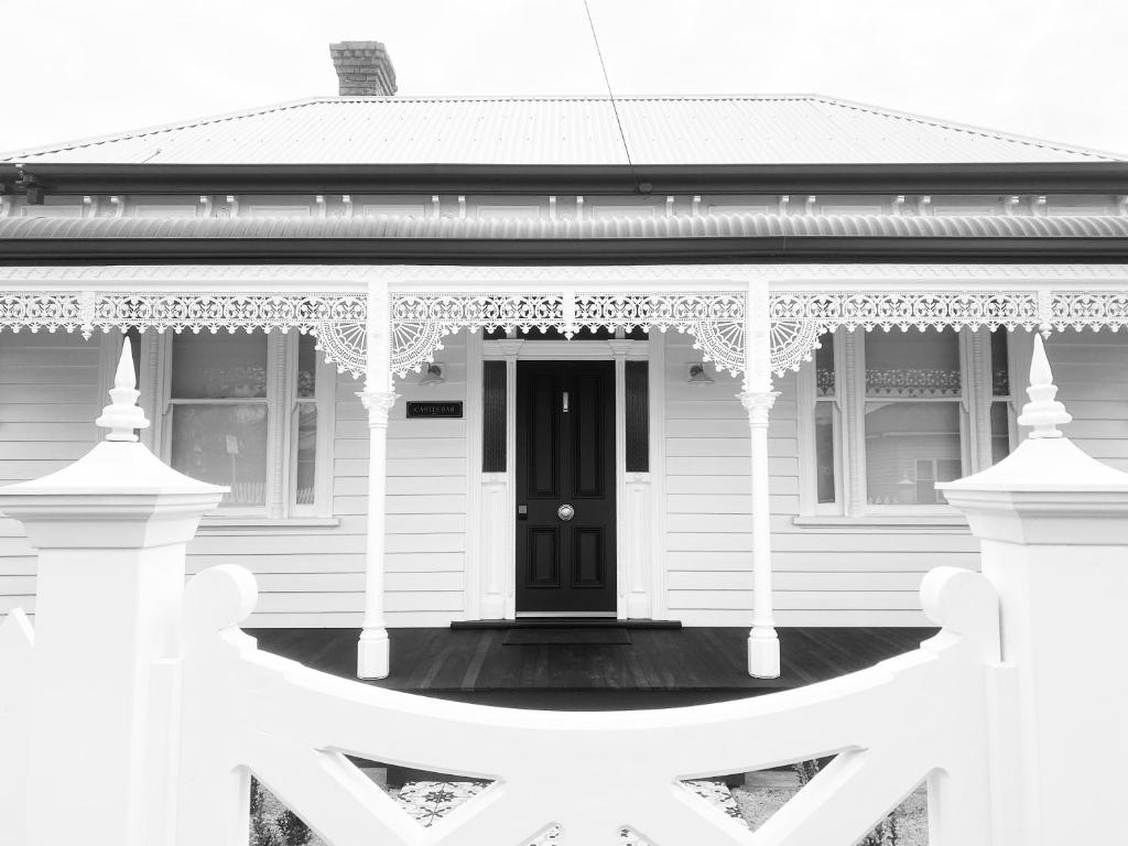 Geelong WestCastlebar - Superior Boutique Accomodation - Steps to Pakington Street的一间白色的房子,设有黑色的门和门廊