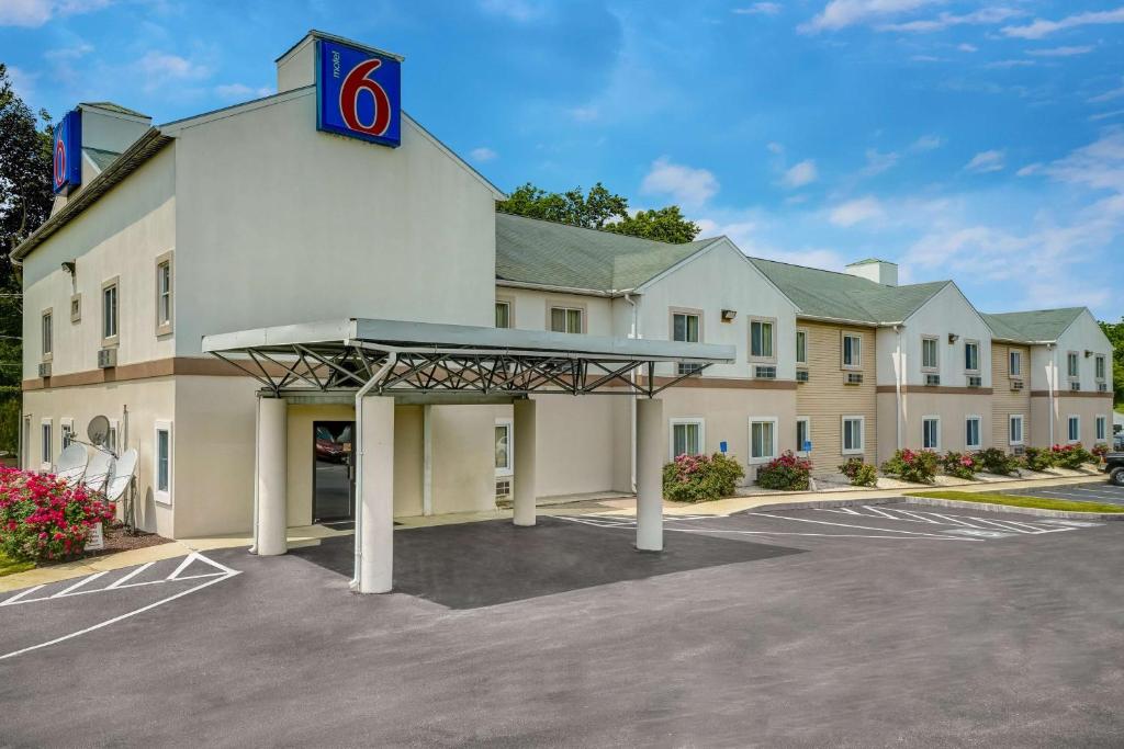 GordonvilleMotel 6-Gordonville, PA - Lancaster PA的享有酒店正面景色,设有停车场