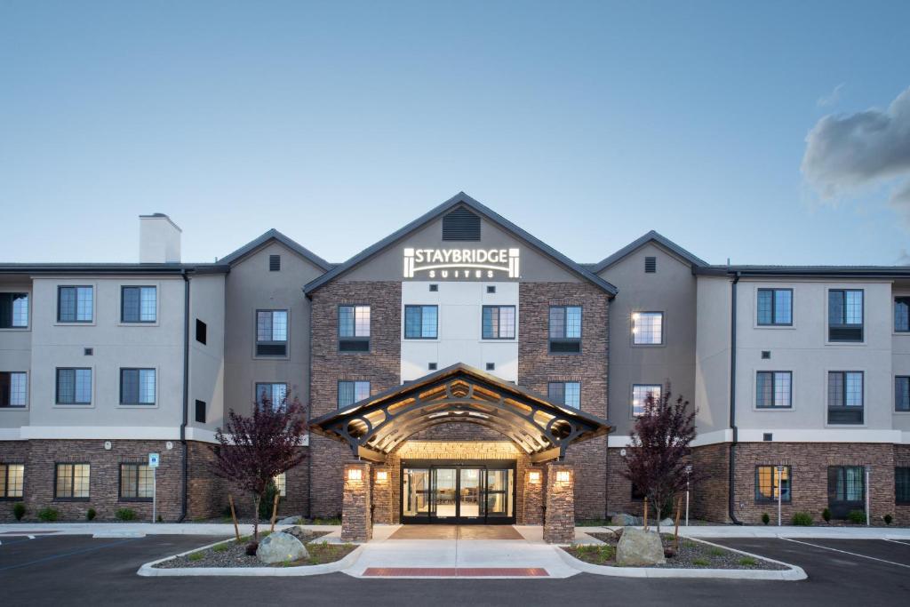 卡森市Staybridge Suites - Carson City - Tahoe Area, an IHG Hotel的酒店前方的 ⁇ 染