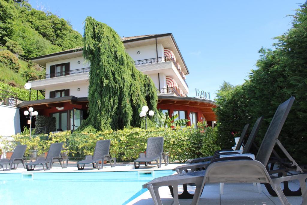马斯诺维斯康蒂罗思澄堂勒酒店的一座带椅子的游泳池以及一座建筑