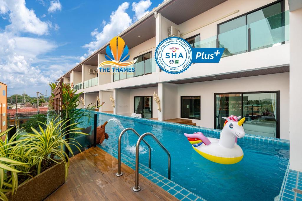 查龙The Thames Pool Access Resort & Villa - SHA Extra Plus的水上充气鸭子的度假游泳池