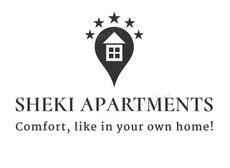 舍基Sheki Apartments的读书的标牌,像在你家中一样,贴上舒适的公寓