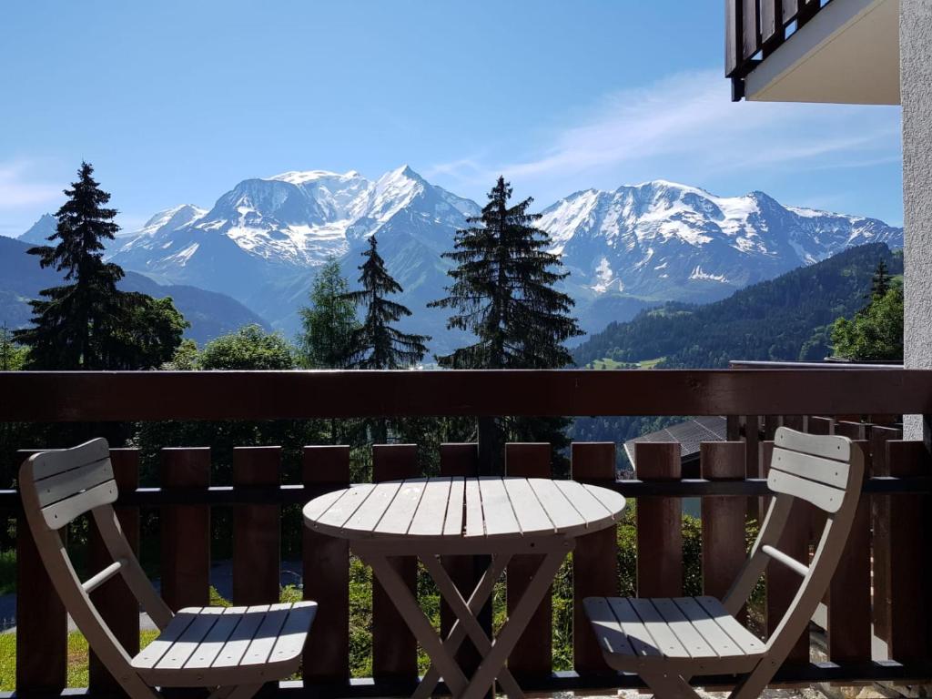 圣热尔韦莱班Appartement Saint Gervais les Bains vue imprenable Mont Blanc的山景阳台上的桌椅