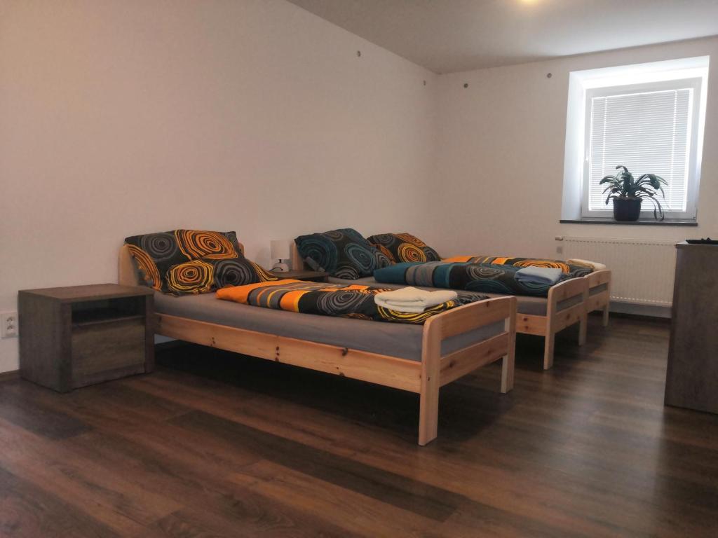 HoražďoviceU Moto Makovic的一间客房配有两张床和一张沙发