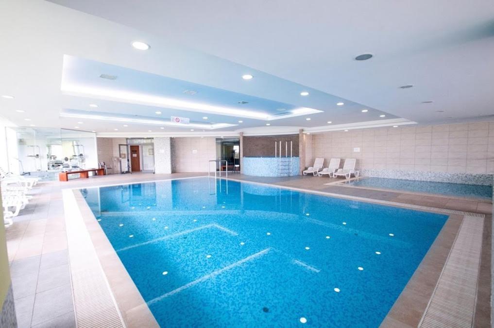 希欧福克Panoráma Gold Wellness Apartman的在酒店房间的一个大型游泳池